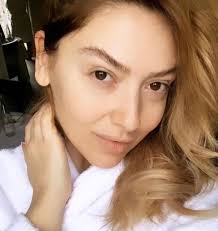 Saçlarını uzatan büyüküstün, makyajsız çekilen bir karesini sosyal medya hesabından takipçileri ile paylaştı. Tuba Buyukustun Un Makyajsiz Hali Sasirtti Iste Unlulerin Makyajsiz Halleri Gercek Gundem