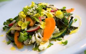 Com legumes salteados, com legumes crus, com marisco, com peixe,. Receita De Salada Colorida Revista Globo Rural Receitas