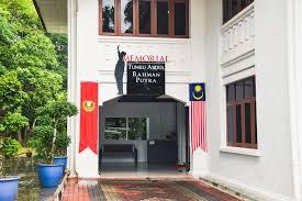 He was the twentieth child of sultan abdul hamid halim shah and che manjalara, the sultan's fourth wife. Memorial Tunku Official Lembaga Muzium Negeri Kedah Facebook