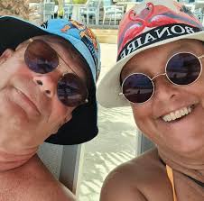 🐣 Vandaag, op Goede Vrijdag, herdenken christenen de kruisiging en dood  van Jezus. Deze prachtige tekening is gemaakt door Laura Cleven, alweer  heel wat jaren geleden, toen zij nog op de basisschool