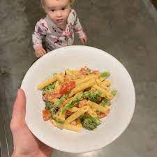 Joe Wicks On Instagram I M Back With A Super Easy Leanin15 Recipe It S This Lovely Creamy Pesto Pasta Dinner Recipes Creamy Pesto Pasta Creamy Pesto
