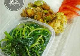 Celupkan daun bayam ke dalam tepung dan gorengkan sehelai demi sehelai daun bayam guna api sederhana kecil. Mudahnya Menyajikan Nasi Plus Sayur Bayam Sambal Teri Tempe Pete Ayam Ungkep Tomato Praktis Enak