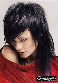 Frisuren Bilder: Stark fransiger Kurzhaarschnitt mit langer Nackenpartie