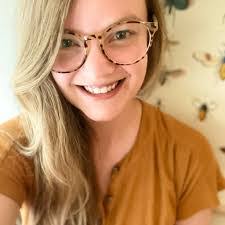 Holly Munro's Instagram, Twitter & Facebook