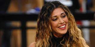 Le onde effetto spiaggia possono essere realizzate sia su capelli lunghi, sia su capelli corti in modo da. Come Fare Le Onde Piatte Ai Capelli In 4 Semplicissimi Step Roba Da Donne