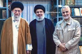 قال المرشد الأعلى الإيراني علي خامنئي، الأحد، إن إيران ليست في عجلة من أمرها بشأن وفي بث مباشر، قال خامنئي إن سياسة الضغوط القصوى لجر إيران للمفاوضات لم تنجح. ØµÙˆØ±Ø© Ø®Ø§Ù…Ù†Ø¦ÙŠ ÙˆØ³Ù„ÙŠÙ…Ø§Ù†ÙŠ ÙˆÙ†ØµØ±Ø§Ù„Ù„Ù‡ Ù„Ø¨Ù†Ø§Ù† ÙÙŠ ØµÙ„Ø¨ Ø§Ù„Ù…Ø´Ø±ÙˆØ¹ Ø§Ù„Ø¥ÙŠØ±Ø§Ù†ÙŠ Ø§Ù†Ø¯Ø¨Ù†Ø¯Ù†Øª Ø¹Ø±Ø¨ÙŠØ©
