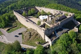 Rien Que Pour Vous Le Chateau Du Hohlandsbourg Ouvre Ses Portes Pour Une Visite Privee A La Maniere D Un Oiseau En 2020 Visite Chateau Maison Style