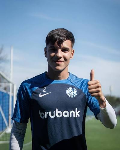 Dos juveniles en los convocados! 📋 Ramiro Pedroza 🛡️ Defensor central 📆  10 de enero de 2007 📍 Moreno (Buenos Aires) Fabricio López 🔙 Ya estuvo en  la convocatoria pasada ⚔️ Lateral derecho 📆 21 de noviembre de 2002 📍  Tigre (Buenos Aires)