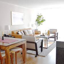 Una pared que tenga apariencia de haber sido construida de piedra con muebles de madera algo gruesos y de apariencia añeja, serían la clave para un diseño de este tipo. Decoracion De Living Comedor Masculino Contemporaneo Mobiliario Madera Poltronas Beige Cuero Plants Decoracion Home Deco Cozy Decor Furniture