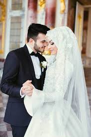 Pin Von Maya Auf Muslim Couple Muslimische Hochzeit Muslimische Brautkleider Braut