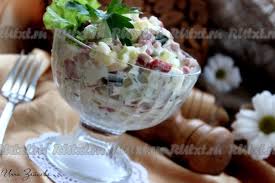 салат с копченой колбасой и свежим огурцом и сыром Salat S Kopchenoj Kolbasoj I Svezhim Ogurcom 8 Poshagovyh Foto V Recepte