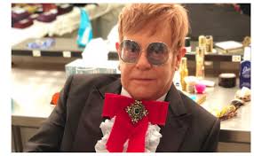 Elton John entra no espírito natalício com o marido e os filhos