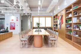 Desain rak buku gantung menyatu dari kayu seperti ini, juga menjadi banyak favorit orang. Rio Claro 241 Office Space In Bela Vista Wework