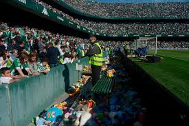 Real betis have deployed their facilities at their benito villamarin stadium as a logistics centre in the fight against the coronavirus pandemic. Real Betis Fans Throw Hundreds Of Toys On The Pitch For Charity