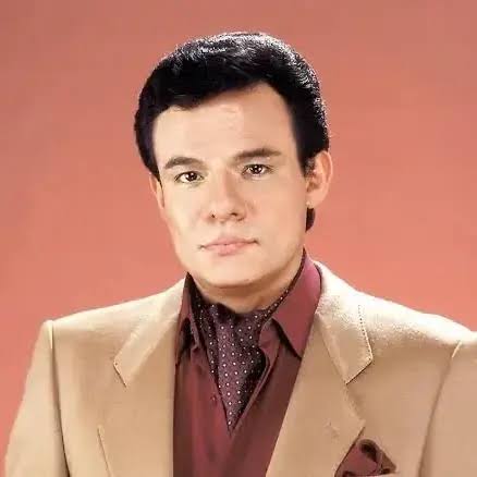 Who produced “Cuando Vayas Conmigo” by José José?