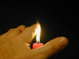 What's the best way to ignite a candle? How Does Putting Out A Candle With Your Fingers Work Quora