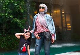 Business woman ,actress, brands ambasador, mother and wife to zs. Bukan Saja Photographer Che Ta Bawa Tukang Masak Peribadi Ketika Bercuti Di Luar Negara