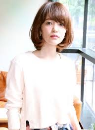 似合わせカットはお任せ下さい 大人かわいいワンカールで流し前髪でグラマラスな大人ボブに 耳かけでお顔な顔周りスッキリ カラーはプラチナベージュでツヤ髪に 重めスタイルにパーマをかけふんわりフェミニンボブ 伸ばしかけの方も ヘアスタイリング ボブ