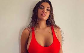 Queen the show must go on. Elettra Lamborghini Col Lato B Pronunciato La Cantante Fa Impazzire I Fan