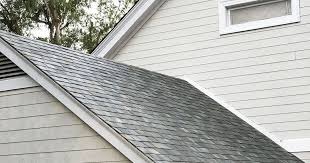 C Est Officiel Les Tuiles Solaires Revolutionnaires De Tesla Sont Enfin En Production Daily Geek Show Tuiles Solaires Tuiles Tuiles De Maison