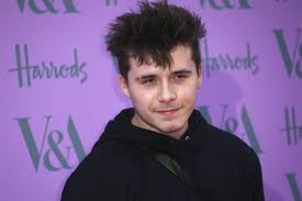 Victoria beckham ist glamour pur! Brooklyn Beckham Verlobt Sich Mit Us Schauspielerin Nicola Peltz