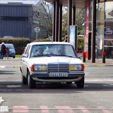 Yoann Carspotting On Instagram Mercedes W123 Dans Son Jus D Origine Et Qui Date De 1983 Avec Le Mazout Increvable Sous Son Capo En 2020 Mercedes Instagram Photos