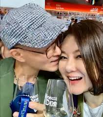 呢條友係#中年好聲音3 音樂總監Donald Pak 😎，話說佢見到尋日我同蘭子#陳淑蘭嘅網騙A.I. 相🤪，以下係我哋今日喺化妝間嘅對話～