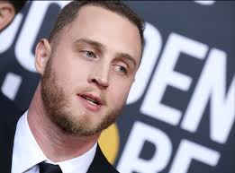 Tom hanks' son, chet hanks, crashed the 2020 golden globes last night, as bizarre video of him while tom hanks took home the top honor at last night's golden globes — the cecil b. Chet Hanks Tom Hanks Son Defends Himself For Impersonating Jamaican Accent Indy100