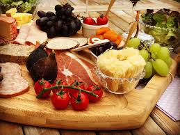 Cette Planche Gourmande Elaboree Pour 2 Personnes A Partir De Produits Frais Vous Est Proposee Pour Que Vous Puiss Metier De Bouche Gites De Charme Le Manoir
