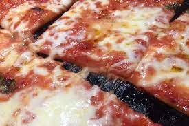 Bastano pochi e semplici ingredienti (acqua, farina, olio e lievito) e in soli 15 minuti l'impasto è pronto. Come Fare La Pizza A Casa Ricetta Video E Consigli Per Farla Croccante