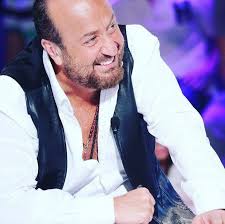 مِشْ وَحْدِي بكِيتْ علَيكِ نهَار اللّي ودَّعْتِكْ، السَمَا كَمَانْ.. مِشْ  وَحْدِي زعِلْتْ علَيكِ نهَارْ اللّي وَدَّعْتِك، الدِنِي كَمَانْ.. الشَجَر  الطرْقَاتْ البَحْر.. مِتْلِي.. كَمَانْ.. كِلُّن ودَّعُوكِي كِلُّن زِعْلًوا  علَيكِ.. مِشْ وَحْدِي أَنَا ...