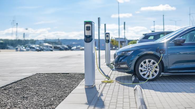 Fast-charging highway infrastructure supporting long-range electric road trips, buatan AI
