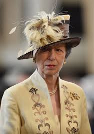 Re giorgio vi non era per niente convinto che quel giovane marinaio potesse essere l'uomo giusto per la figlia, colui che sarebbe dovuto starle accanto. La Figlia Della Regina Elisabetta Non Stringe Le Mani Al Pubblico Per Una Ragione Reale L Huffpost