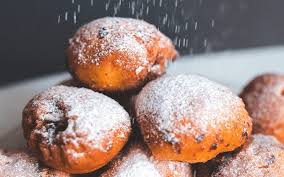 Per preparare le crispelle dolci di riso siciliane, mettere in una casseruola il latte e l'acqua minerale mettere le crispelle su carta assorbente per eliminare l'olio in eccesso. Crespelle Di San Giuseppe Il Dolce Tipico Siciliano Per La Festa Del Papa