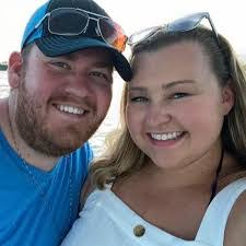 Courtney Schmidt's Instagram, Twitter & Facebook