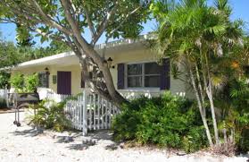 Colony inn is just steps down a private path to the beach, where you can enjoy the warm calm waters of the gulf of mexico, and walk along the shoreline of arguably the best shelling in. Sunshine Island Inn Sanibel Island Fl Resort Reviews Resortsandlodges Com