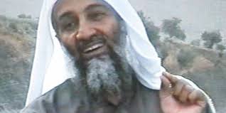 Ben laden est dans le noir, ne voit rien, tandis que lui est équipé de lunettes de vision nocturne. Ben Laden A T Il Ete Trahi Par Sa Femme Le Point