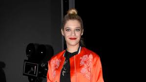 — περίπου είκοσι τεσσάρων χρονών. Neo Look Gia Thn Tzenh 8ewna Apoxwristhke To Signature 3an8o Sta Mallia Ths Bovary