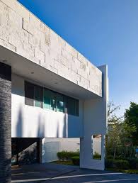 Casa de campo moderna con terraza y ventanales (imagen: Pin En Arquitetura