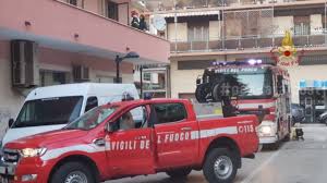 Un violento incendio, scoppiato intorno alle 21,30 all'interno della clinica privata «villa serena» di città sant'angelo, a pescara, è costato la vita a due uomini ricoverati nel reparto di psichiatria. Incendio In Casa A Pescara Oggi Vigili Del Fuoco In Azione Foto Pescarapost