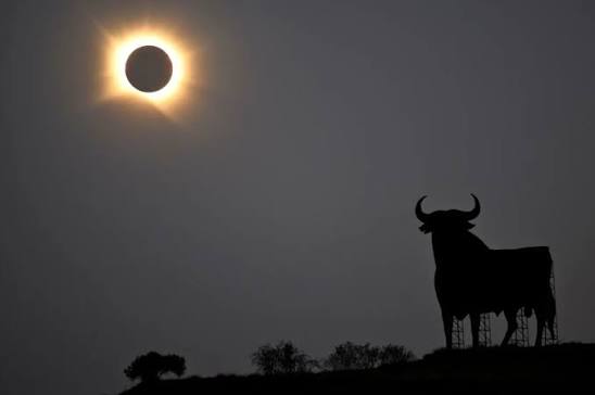La Luna cubrió el Sol durante más de dos minutos en un evento histórico que  da comienzo a una trilogía de eclipses entre 2026 y 2028