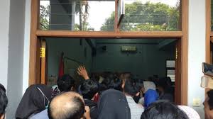 This year we held several events to celebrate islm, as here in indonesia, october also celebrated as literacy month. Ppdb Kusut Ratusan Orang Tua Geruduk Smp 8 Tangsel Halaman All Warta Kota