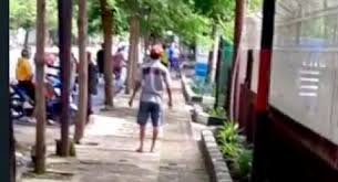 Andi takdir, salah seorang saksi mata di tempat kejadian perkara, mengaku kaget dan syok dengan kejadian itu. Vna6i7jhf7ncgm