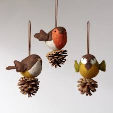 Pomme de pin, ornement de sculpture qu'on place dans les angles des plafonds de corniche, ou au sommet des coupoles. Pommes De Pin Pour La Deco De Noel 58 Idees En Photos Archzine Fr Ornements De Noel En Tissu Deco Noel Fait Main Pomme De Pin