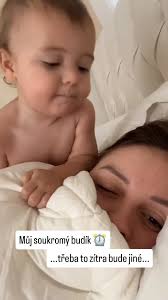 Nevíte jak se na tomhle budíku ⏰ nastavuje "snooze" 😴 😴😴 * *  #happybabycz #maminkymaminkamslaskou #miminko2024 #miminko #myalarmclock  #sleepingbaby