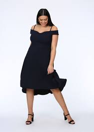 Des modèles de robes longues effleurant le sol, aux robes sirène, capes et à découpes, aux détails dentelle ou volants, choisissez la robe qui fera de vous une princesse. Des Robes De Soiree Pour Femme Ronde