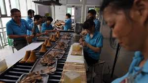 Lulusan sma smk d3 s1 semua jurusan lowongan bank bumn cpns terlengkap dan terupdate dari sumber yang terpercaya. Cerita Buruh Di Kawasan Jatake Masih Terima Upah Bekerja Patuhi Protokol Kesehatan Tribunnews Com Mobile