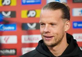 Sevilla FC: Agarrado al 'Nunca te rindas': la enseñanza de Nyland a los más  pequeños