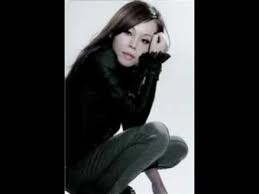 彭佳慧（英語： julia peng ，1972年4月20日 － ），台灣屏東六堆之客家人，台灣 女歌手、作曲人及舞台劇演員。 其表哥黃中原為台灣著名音樂人兼創作歌手。 其妹彭佳霓為台灣客家電視台《客家新樂園 hot music》主持人，與音樂人謝宇威搭擋主持。 彭佳慧1996年以專輯《說真心話》正式出道，低音渾厚. å½­ä½³æ…§ èˆŠå¤¢ Youtube