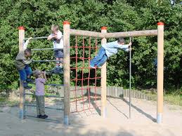 Klettergerust Aus Holz Mit Kletternetz Und Stange Din En 1176 Spielplatz Kletternetz Spielgerat
